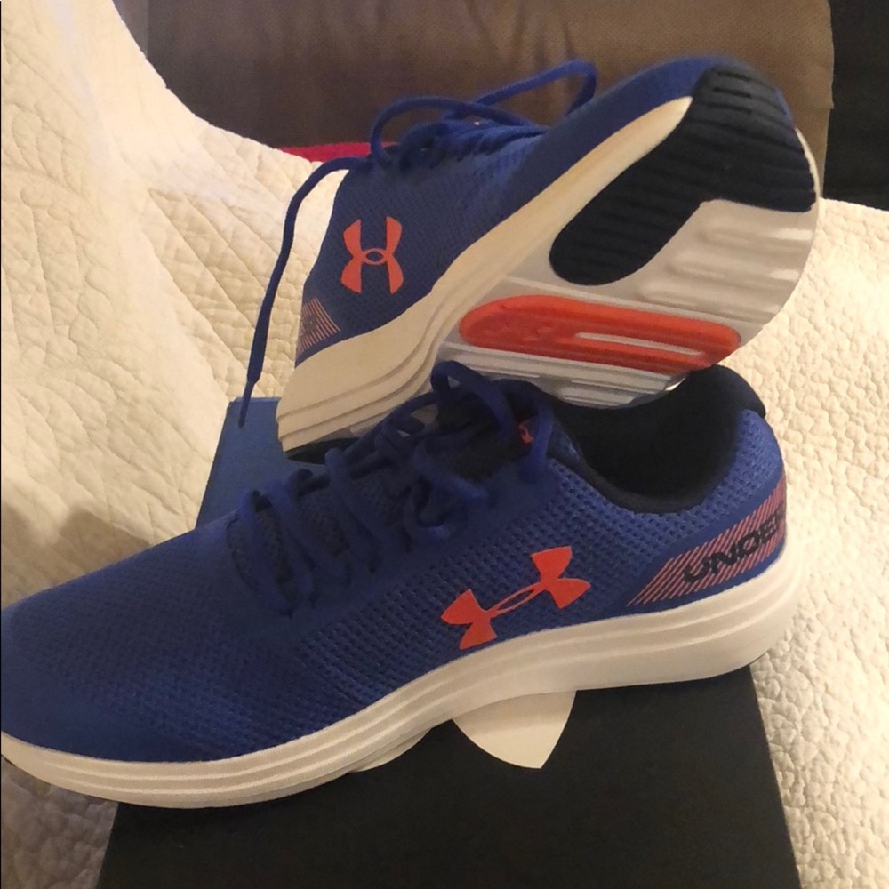 Boys Under Armour BGS Surge RN Sz 7